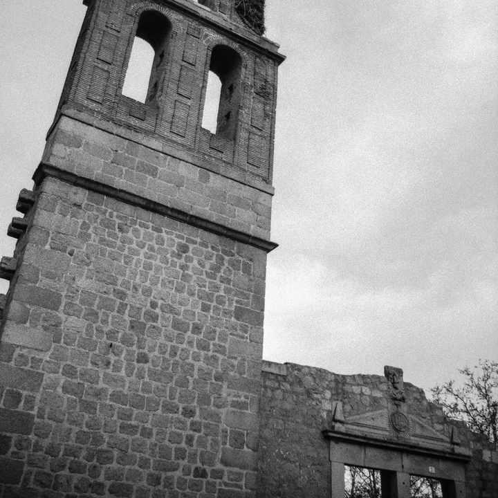  Bell gable and doorway of the Convent of Saint Jerome (nowadays in ruins) 