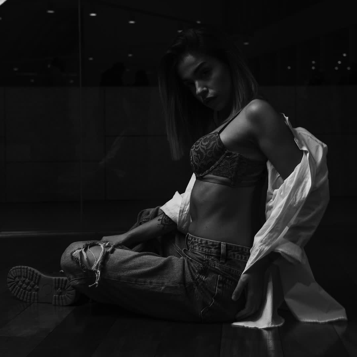 Mastering Light in Portraits: Photography Workshop with Julián Villar. Lienzo Norte, Avila. December 2024. Model: Laura JV [IG: laurrx_vq ]