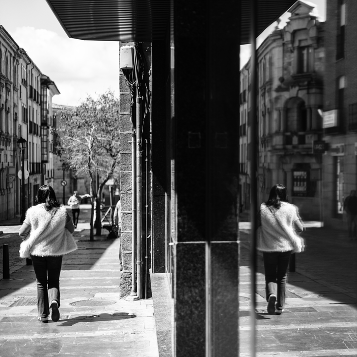 Image during the Street Photography Workshop organized by the Photographic Association of Avila on April 26, 2025 with the collaboration of the AAVV Zona Norte 