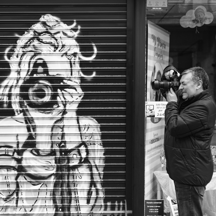 Image taken at the book fair of Avila, during the Street Photography Workshop organized by the Photographic Association of Avila on April 26, 2025 with the collaboration of the AAVV Zona Norte 