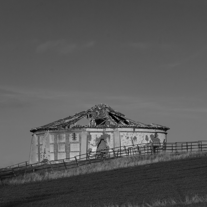 Straw warehouse, on the edge of farm fields, in disuse (image taken in Santo Tomé de Zabarcos, La Moraña, in December 2020) 