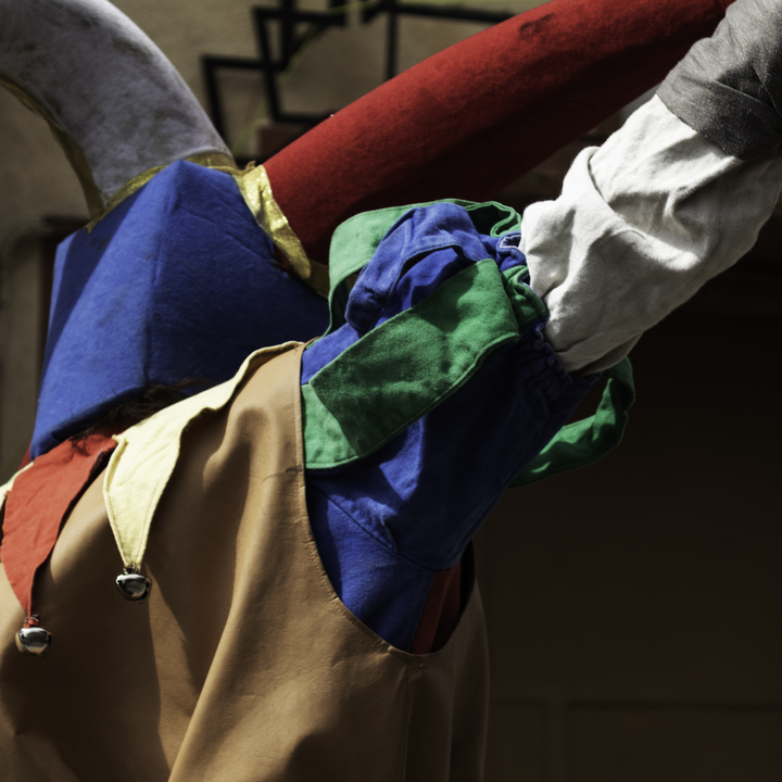 Juggler [ from @human_no_limits ] doing his performance at the medieval market and fair in Oropesa, Toledo, Spain. 