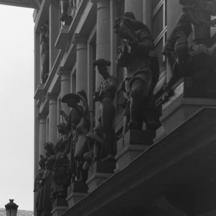 Ángel Ferrant's wooden automatons on the Albéniz facade